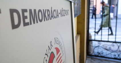 Forráshiány miatt beszüntetik tevékenységüket az EMNT Demokrácia-központok